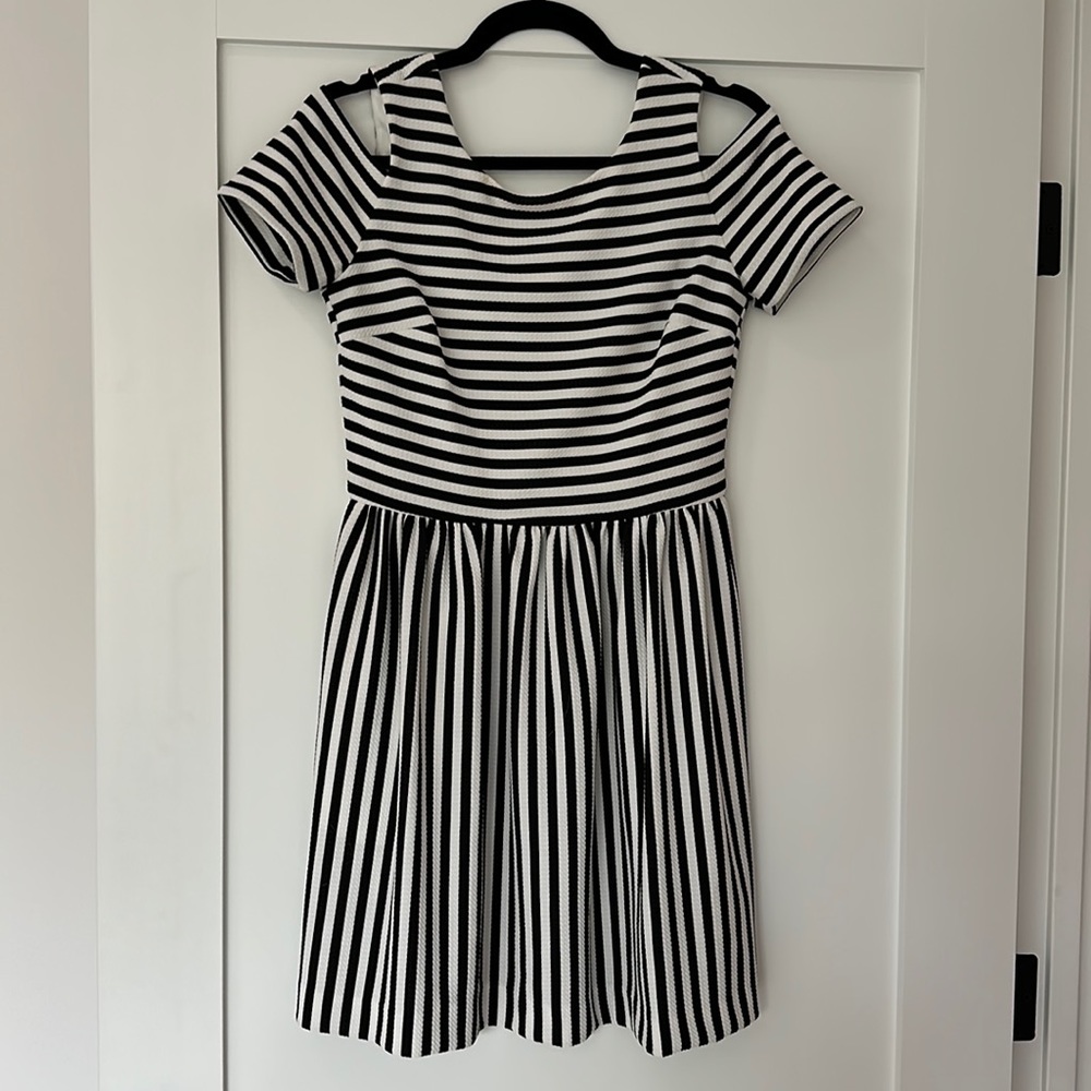 Trina Turk French peekaboo shoulder dress with pockets 4